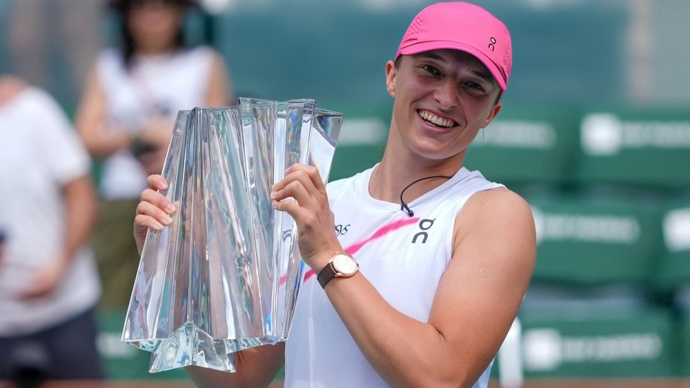 Iga Swiatek defeats Maria Sakkari and wins her second Indian Wells title.